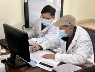 湖北省中医院花园山肝病门诊张教授坐诊照片